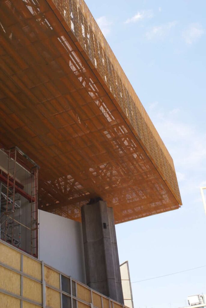Centro GAM con fachada perforada de acero corten en arquitectura urbana