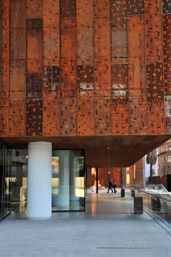 Detalle de fachada perforada de acero corten del Centro GAM