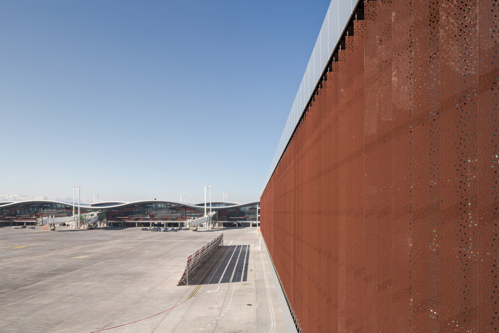 Detalle de fachada exterior con revestimiento de acero corten