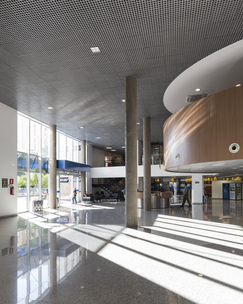 Cielorraso Cell T-15 interior entrada shopping