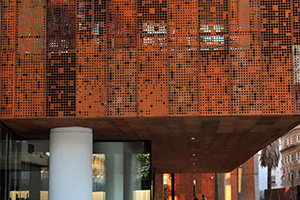 Fachada arquitectónica con revestimiento perforado de acero corten