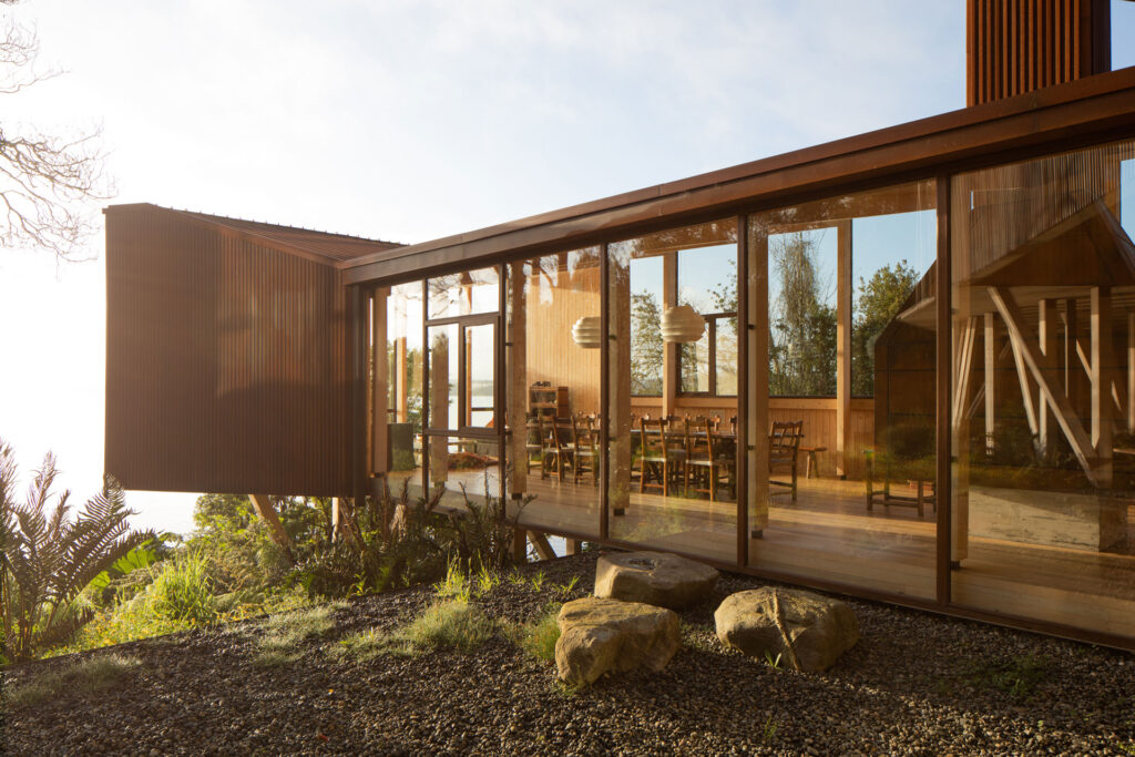 Vivienda contemporánea con fachada y cerramientos de acero corten