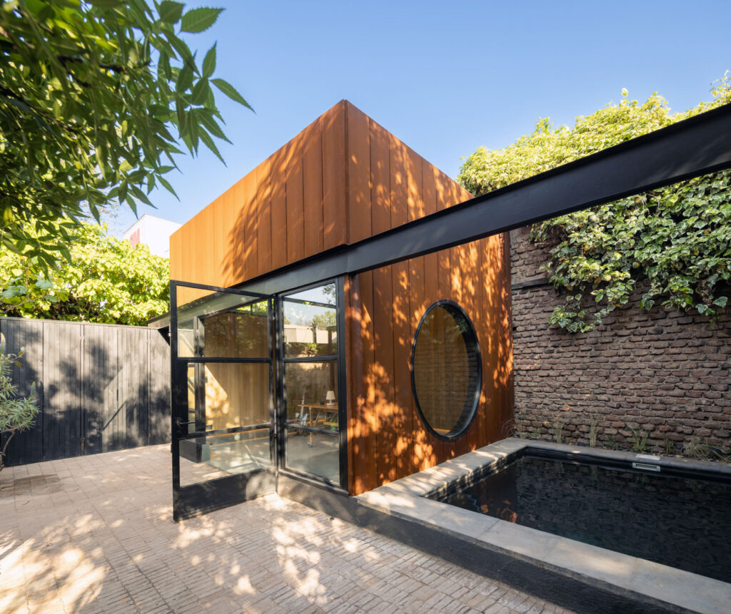 Taller Ana Luisa con revestimiento de acero corten en Santiago de Chile