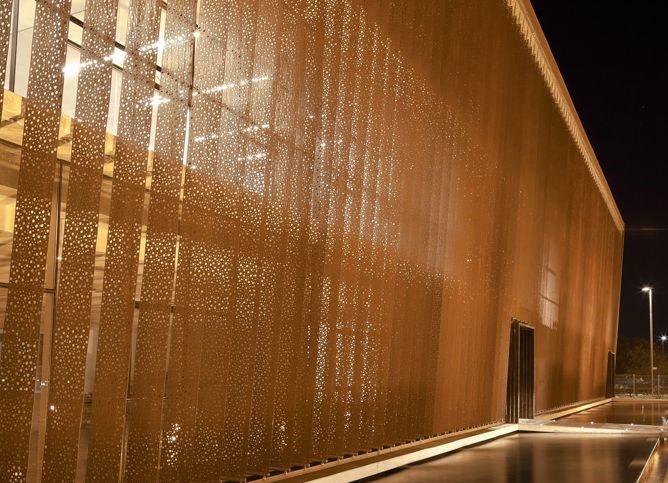 Fachada arquitectónica con revestimiento perforado de acero corten