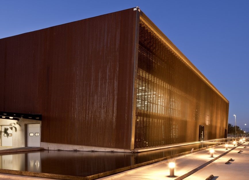Revestimiento exterior de acero corten patinado en fachada contemporánea
