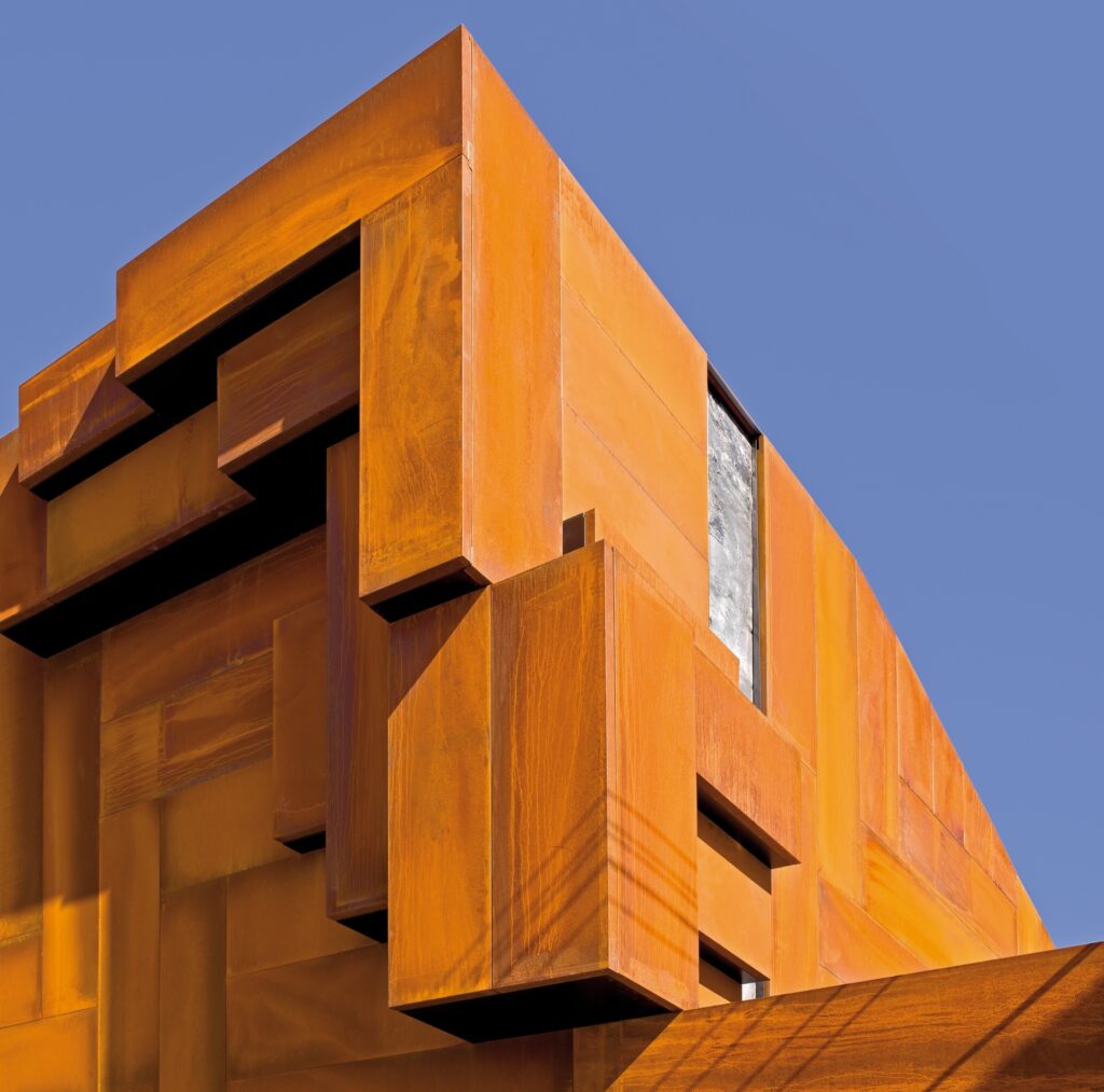 Fachada de edificio revestida con paneles de acero corten